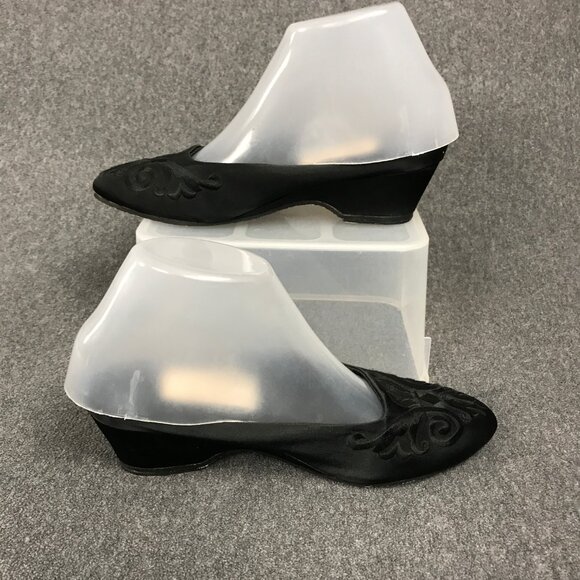Women's Victoria's Secret Black Satin Embroidered Mules Kitten Heels Wedges 5/6 - Picture 2 of 7